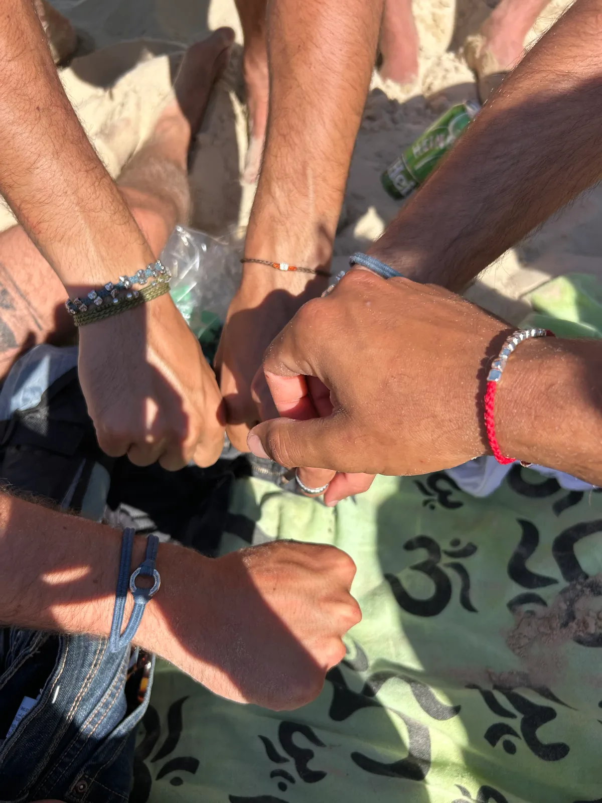איך לבחור צמידים לקיץ שמתאימים לכל לוק
